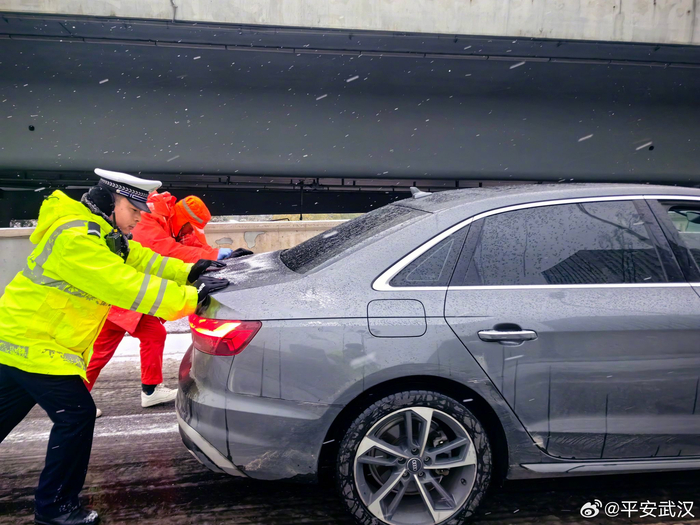 【疫情地区有警车吗现在,疫情警车开道】-第2张图片